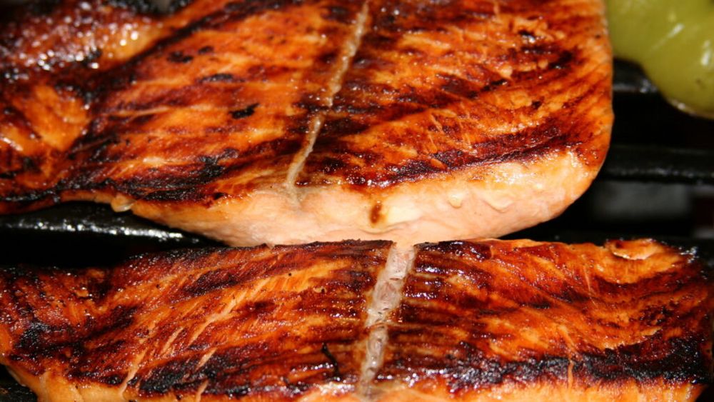 Somonul „candy”, noua senzație de pe TikTok, are rădăcini adânci, de secole, în tradițiile comunităților indigene / Este somon glazurat cu zahăr și cucerește tot mai mulți gurmanzi