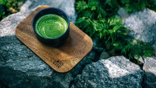Cum să alegi și să prepari un „matcha” adevărat. Consumul corect al acestui ceai ajută în curele de slăbire, protejează inima și aduce energie corpului și minții