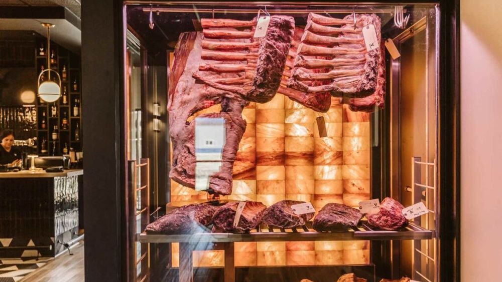 Carnea de vită dry aged premium: un trend de lux în creștere, într-o piață în scădere a consumului. Un kilogram poate ajunge la 180 de euro