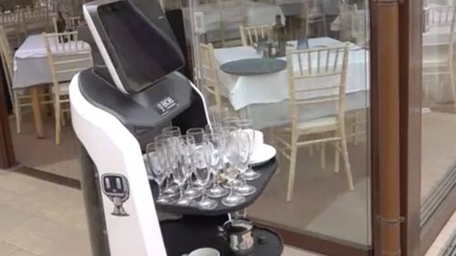 Proprietarul unui restaurant din Italia nu a găsit ospătari și a cumpărat doi roboți / „Am oferit 1.500 de euro pe lună și n-a vrut nimeni” / „Acum mulți clienți vin pentru că sunt curioși să-i vadă”