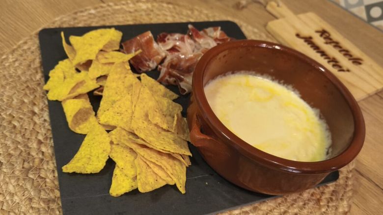 FOTO | Brânză Provolone topită cu variate topping-uri. Totul despre această minunată brânză italiană