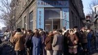 Cum lăsau muncitorii uneltele jos și fugeau la magazin când aflau că „s-a băgat marfă” la aprozar / Carnea și legumele erau printre cele mai căutate alimente, conform documentelor Securității