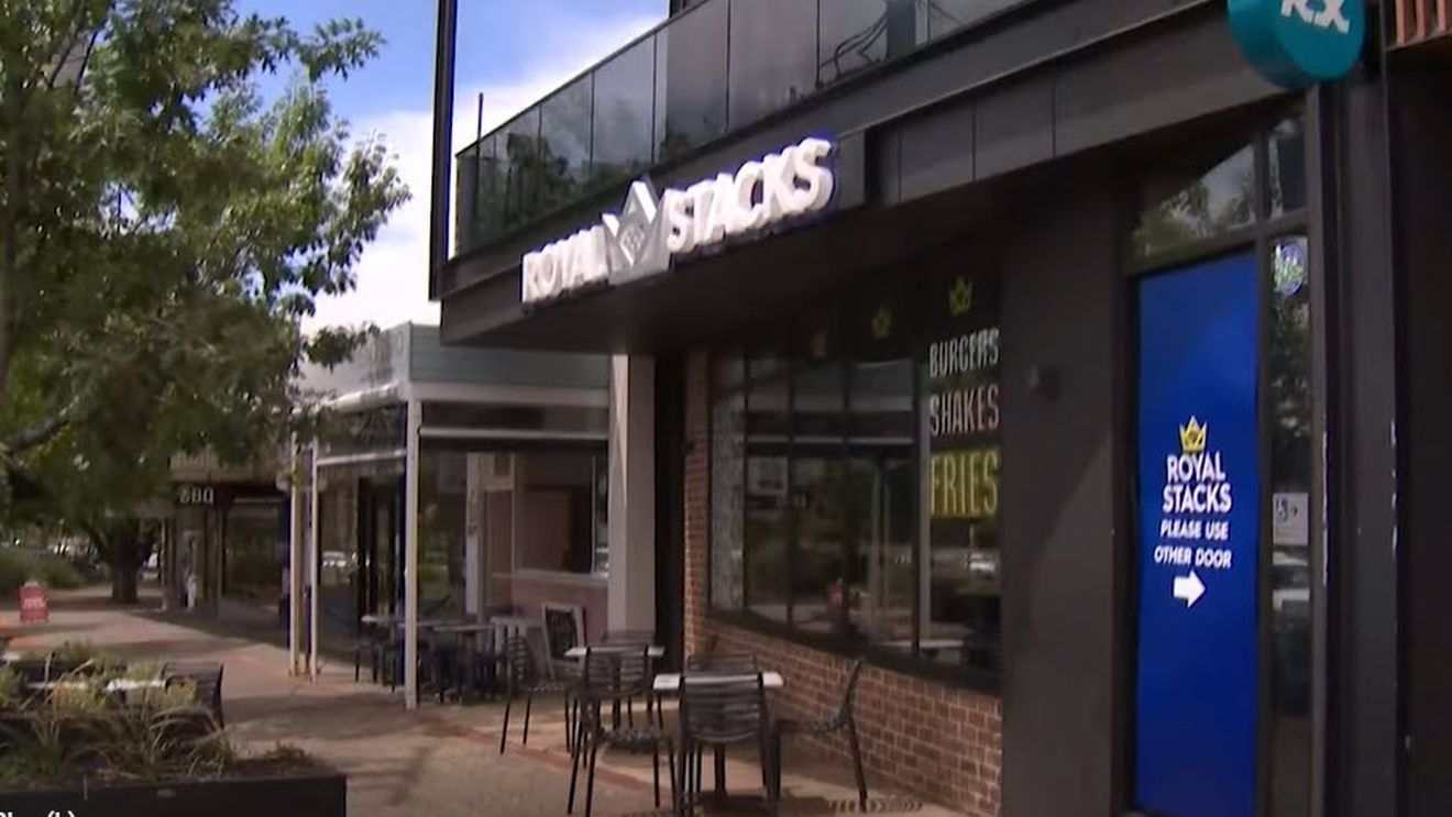 Incidente la un restaurant în Melbourne/ Un piroman încearcă să incendieze localul, își dă foc, din greșeală, la pantaloni, şi-i scoate şi fuge