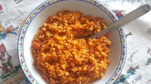 Rețete super simple pentru cină. Curry vegan de năut, cu orez și legume, într-un singur vas. Se poate prepara și cu un mic adaos de carne