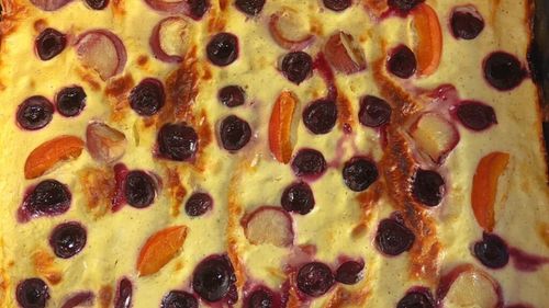 FOTO Prăjtură cu iaurt și fructe de sezon. Rețeta simplă care nu e nici cheesecake, nici plăcintă, ci puțin din amândouă