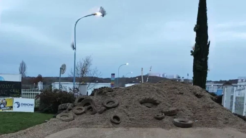 Agricultorii francezi își intensifică protestele, luând în vizor clădiri publice, lanțuri de distribuiție și mărci cunoscute