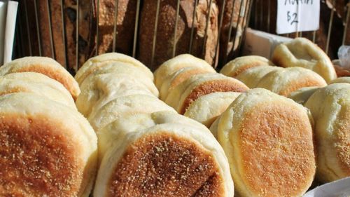 English muffins, din tradiția anglo-saxonă. Turte rapide mai groase și mai mici decât cele ale bunicii, coapte pe plită. Nu există o anume rețetă tradițională, se pot face din aluat de pâine