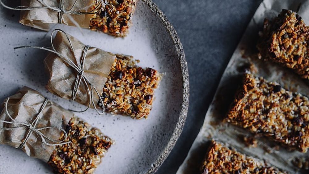 Baton de cereale cu semințe și curmale  – gustarea sănătoasă, fără zahăr adăugat, perfectă pentru birou sau școală