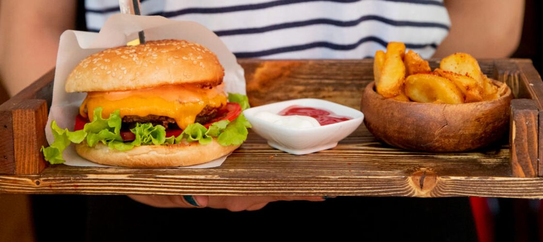 Americanii nu mai vor să plătească prețuri mari pentru fast-food / Checkers & Rally’s mizează pe un meniu complet de 4 dolari