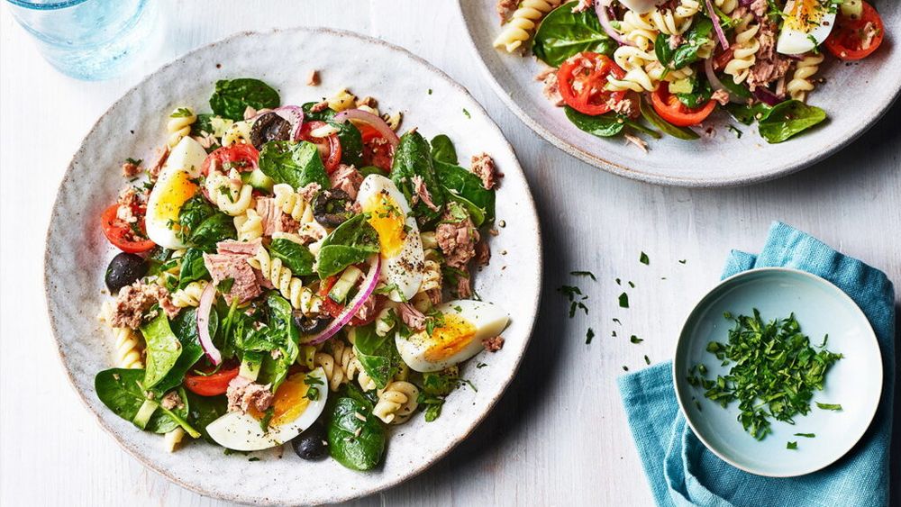 Pastele de vineri seara. O salată niçoise peste care adăugăm fusilli sau penne fierte și răcite. Idee savuroasă de cină rece, de vară, gata în jumătate de oră