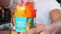 Ananasul înmuiat în Kool-Aid, noua senzație a verii pe TikTok / Desertul colorat care a cucerit milioane de utilizatori