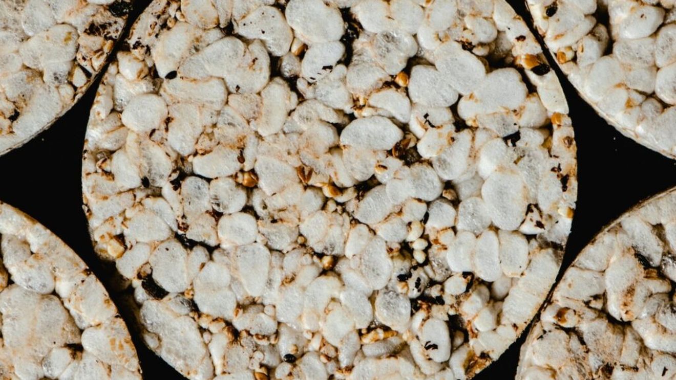 Sunt biscuiții de orez expandat sănătoși? Nutriționiștii recomandă să îi adaugi în dietă, pentru că sunt slab calorici și nu conțin grăsimi, dar fii atent la etichete/ Unii au adaos de zahăr sau arome