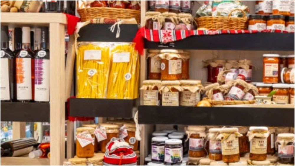 Micii producători locali din Bihor, în premieră, cu produse autentice în "Raftul cu Bunătăţi Locale"/ Programul, lansat încă din 2023 de un retailer român pentru a încuraja micul producător