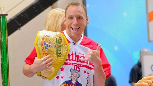 Cel mai rapid consumator de hot dog din Statele Unite, exclus de la o competiție importantă, după ce a semnat cu o firmă rivală sponsorului concursului / Pe fundal: ciocnirea dintre industria cărnii naturale și cea a imitațiilor de carne