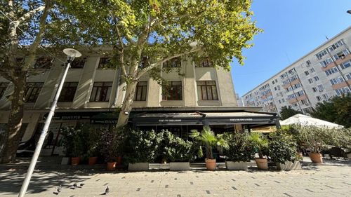 Ce mâncăm în Piața Amzei din București: „Cubaneza” și „Purcelușul”, supă de linte, fripturi americane, mic dejun irlandez, pizza și plăcinte cu spanac și fructe proaspete