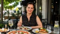 Ce alegi la terasă dacă vrei să mănânci sănătos fără să comanzi o salată „fără viață” în ea? / Regula simplă propusă de nutriționistul Tania Fântână