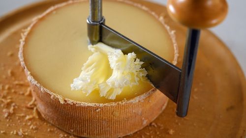 De la şampania franceză la brânză italiană, ameninţarea tarifelor impuse de Donald Trump zdruncină exportatorii din UE / „În momente ca acestea, îmi reamintesc că lucrez într-o industrie veche de 700 de ani, care îţi aminteşte că nimic nu este veşnic”