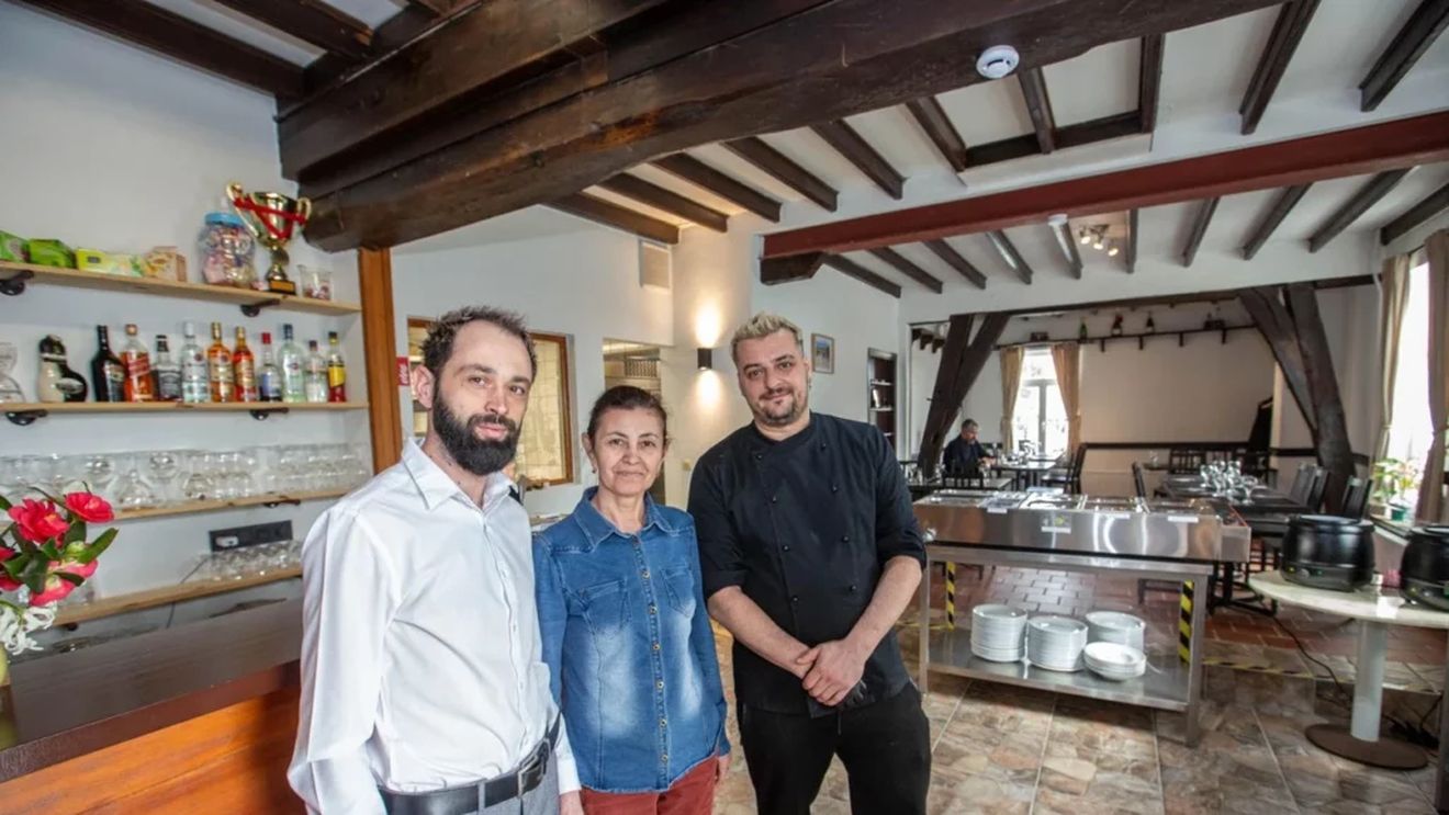 O familie de români a cumpărat un vechi han abandonat în Belgia și l-a transformat în restaurant, combinând meniurile a la carté în timpul săptămânii cu sistemul „all you can eat” în weekend