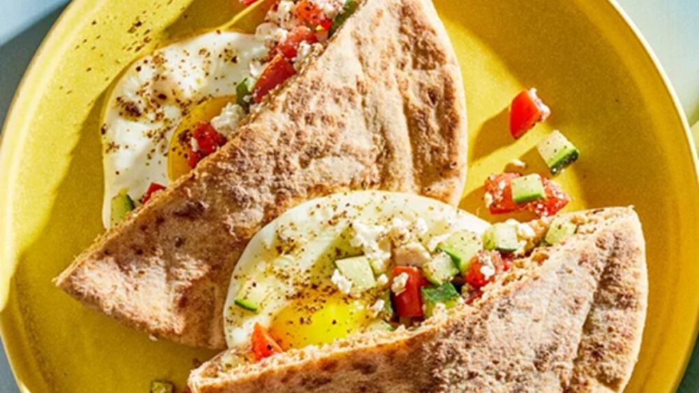Pita cu ou, roșii și brânză feta / Un mic dejun potrivit și pentru diabetici, fiind sărac în carbohidrați