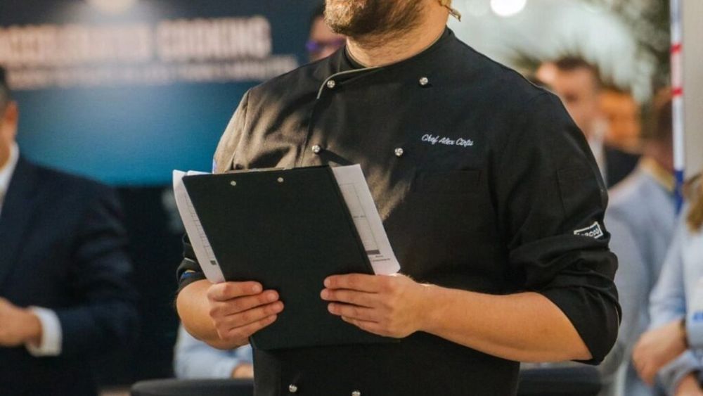 FOTO | Chef fără secrete | Alex Cîrțu și viața ca o lecție de „cooking”: „Dacă tu nu mănânci broccoli și trăiești cu impresia că al tău copil o să mănânce doar pentru că-i explici tu că e sănătos, te înșeli amarnic”