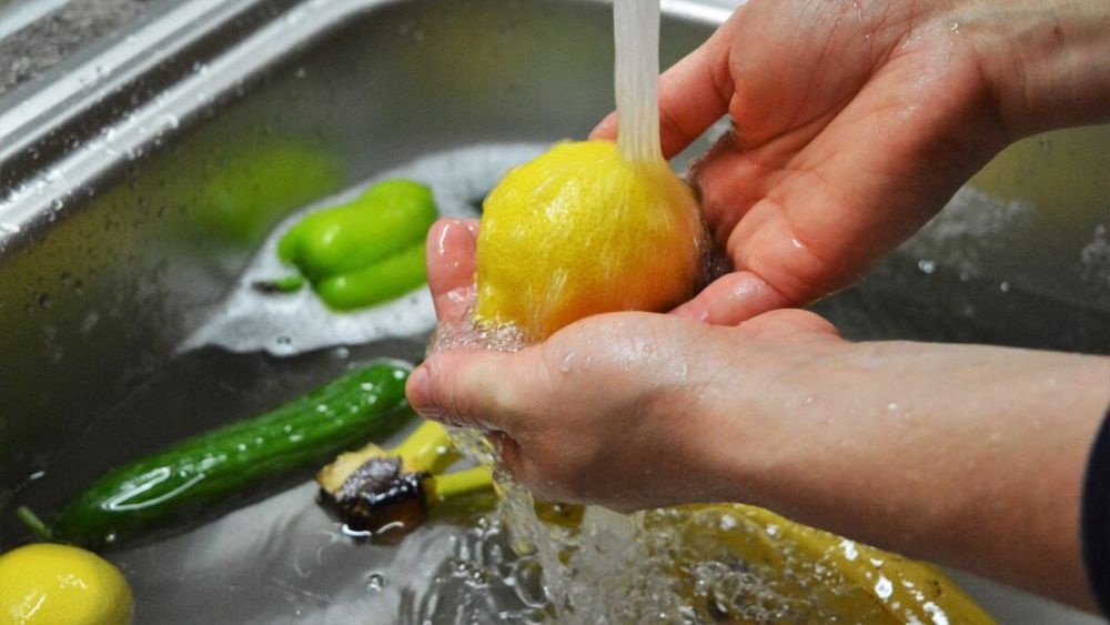 Cum se spală corect lămâile: Ce spune un specialist în știința alimentelor despre bacterii, murdărie și pesticide
