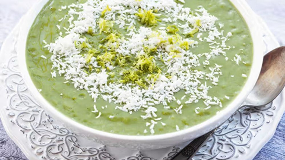 Bol verde cu smoothie și matcha / Un mic dejun energizant și ușor, rapid de preparat,  numai bun când ești grăbit