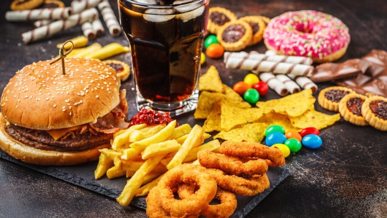 Alimentele ultraprocesate, la fel de periculoase ca fumatul. Studiu american arată legătura cu inflamația cronică