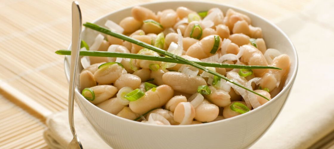 Salata cu fasole și feta pe care vei vrea să o faci toată vara: are multe proteine și se prepară în 20 de minute