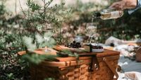 1 Iunie la iarbă verde/ Ce gustări și băuturi luăm cu noi la un picnic cu copiii/ Mâncarea trebuie să fie proaspătă, ambalată etanș și fără ingrediente care se pot degrada la căldură