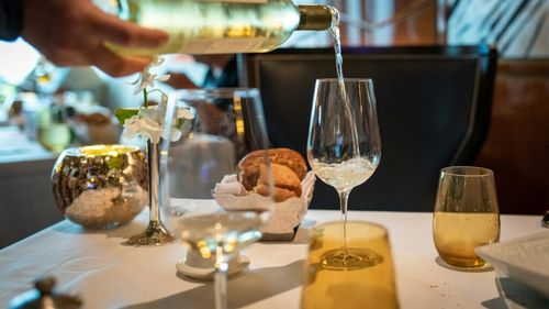 4 alimente și băuturi inflamatorii care accelerează pierderea de colagen și distrug antioxidanții din piele / Dacă vrei un ten frumos, tânăr și fără riduri, ocolește, în primul rând, alcoolul și pâinea albă