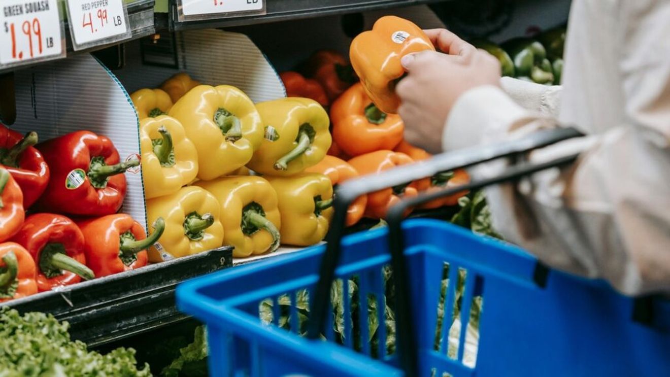 Plafonarea adaosurilor comerciale la produsele alimentare româneşti va însemna preţuri mai mici la raft, susține BIO România/ AMRCR respinge măsura deoarece ar aduce dereglări pe tot lanțul alimentar