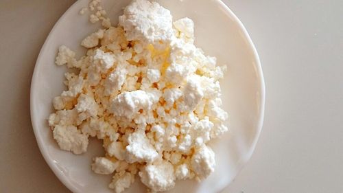 O dieteticiană recomandă brânza de vaci ca fiind cea mai bună gustare de seară pentru persoanele cu rezistență la insulină/ Cercetările arată că acest aliment poate ține sub control glicemia, peste noapte, la persoanele cu diabet de tip 2