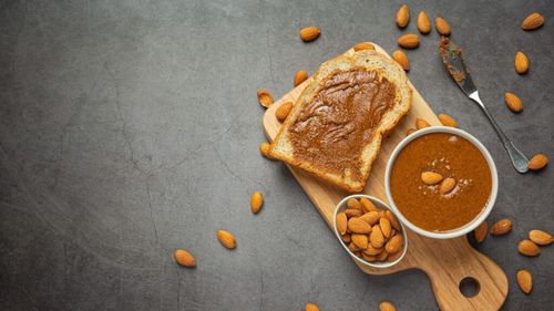 Unt de migdale sau unt clasic? Specialiștii explică diferențele și de ce alternativa vegetală câștigă teren în alimentația modernă