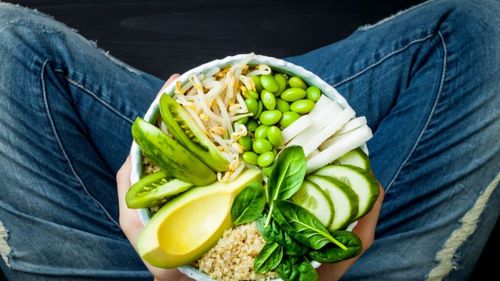 Ce sunt acele boabe verzi numite edamame de care auzim tot mai des în jurul nostru și nu știm care e treaba cu ele? Sunt unul dintre puținele alimente vegetale care conțin toate proteinele