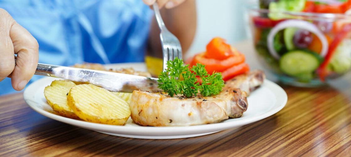 De ce aceleași alimente au efecte diferite în funcție de vârstă / Cum se schimbă nevoile nutriționale odată cu înaintarea în vârstă