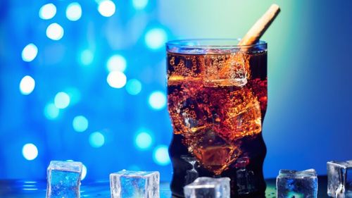 Bani „din apă chioară“? O fabrică de gheață din Iași, produce 15 tone de cuburi de gheață în fiecare zi, din mai până în septembrie / Antreprenor: „Iarna, de exemplu, nu pot să susțin patru oameni”