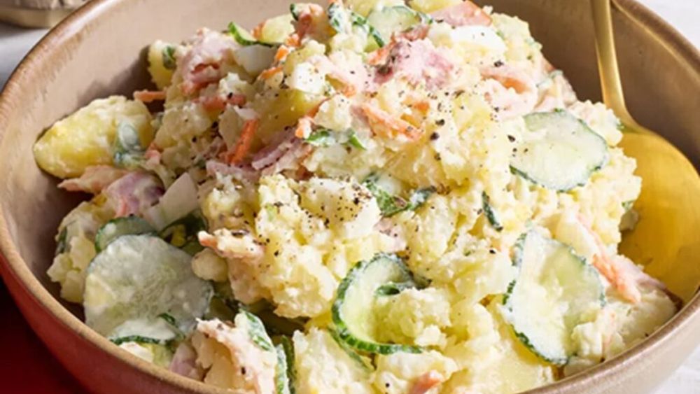 Salata japoneză de cartofi care cucerește internetul / Ingredientul care îi dă un gust complet diferit de rețeta clasică