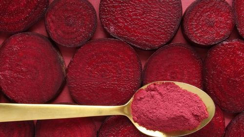 Beneficiile pentru sănătate pe care le aduce pudra de sfeclă roșie/O găsim în comerț și e foarte ușor de folosit