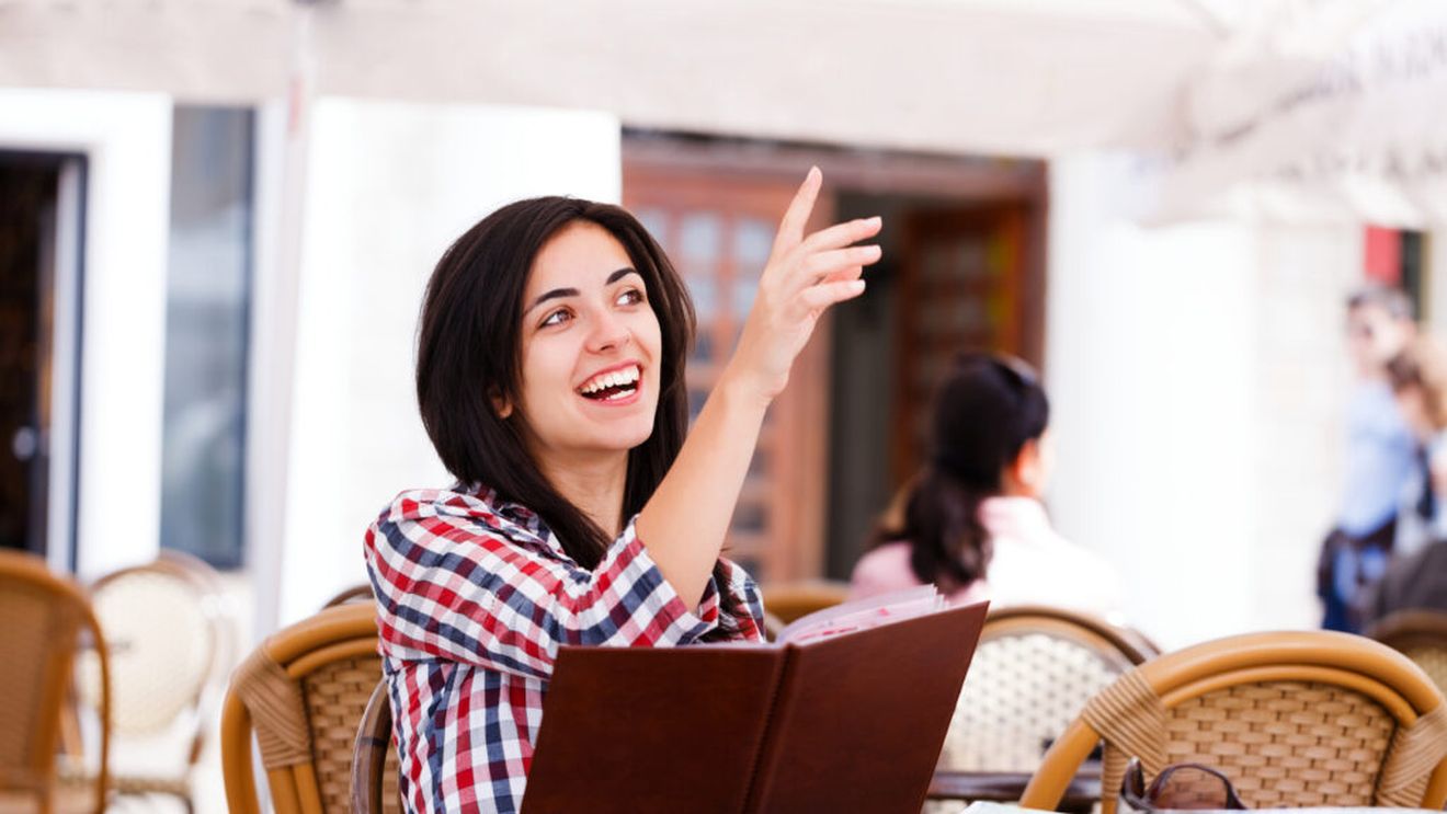 Regula nescrisă din restaurantele europene pe care mulți turiști nu o știu. Cum îi arăți ospătarului că ești gata să comanzi fără să-i faci cu mâna