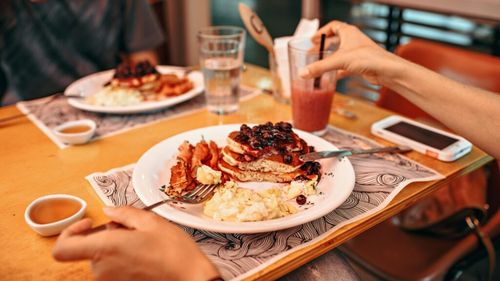 Cele mai bune 7 gustări care îți dau energie după un antrenament sportiv / Fructele uscate, ouăle, clătitele proteice și mix-ul de oleaginoase sunt ideale, pentru că te ajută să-ți reface rapid energia