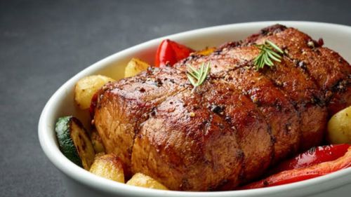 Rețeta de friptură a italienilor care nu lipsește niciodată de pe masa de familie la Crăciun. Arrosto, versiunea cu carne de porc, are nevoie de ingrediente simple și ceva răbdare când ajunge în cuptor