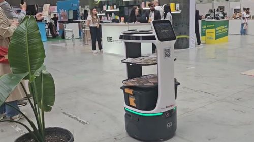 VIDEO | Robotul inteligent care preia sarcinile unui ospătar: „Poate transporta comenzile de la bucătărie la mese, precum și vesela utilizată înapoi către zona de spălare”