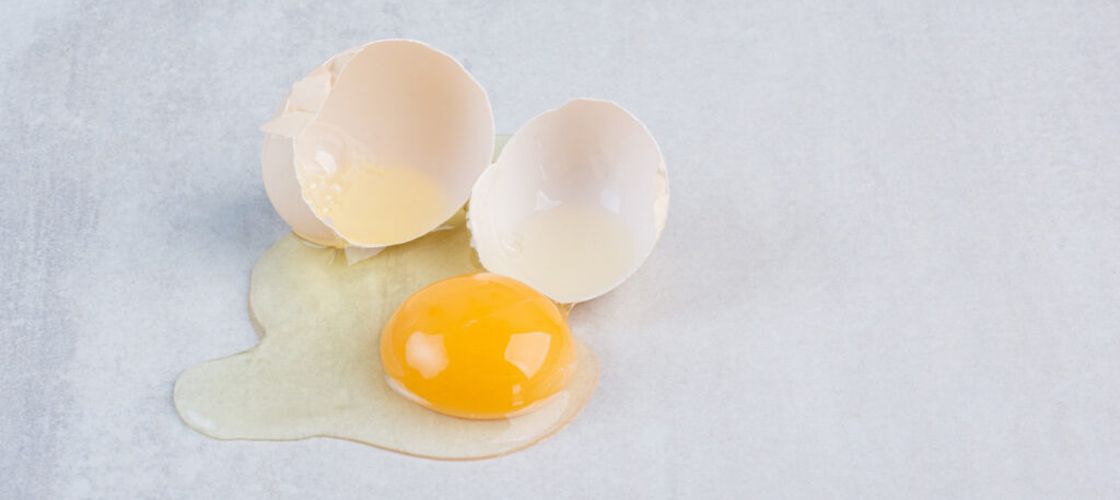 Albuș sau ou întreg? Ce spun nutriționiștii despre una dintre cele mai populare dileme alimentare