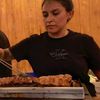 VIDEO FOTO | Cum au petrecut românii din Catalonia cu mici, gulaș și gogoși. Coada la mici s-a întins, nu doar în lungime,ci și până târziu în noapte