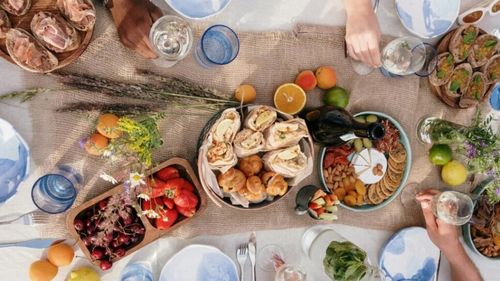 În loc de prânz de duminică - un brunch cu aer de vacanță dar cu minim de efort. Cum organizezi cel mai simplu brunch