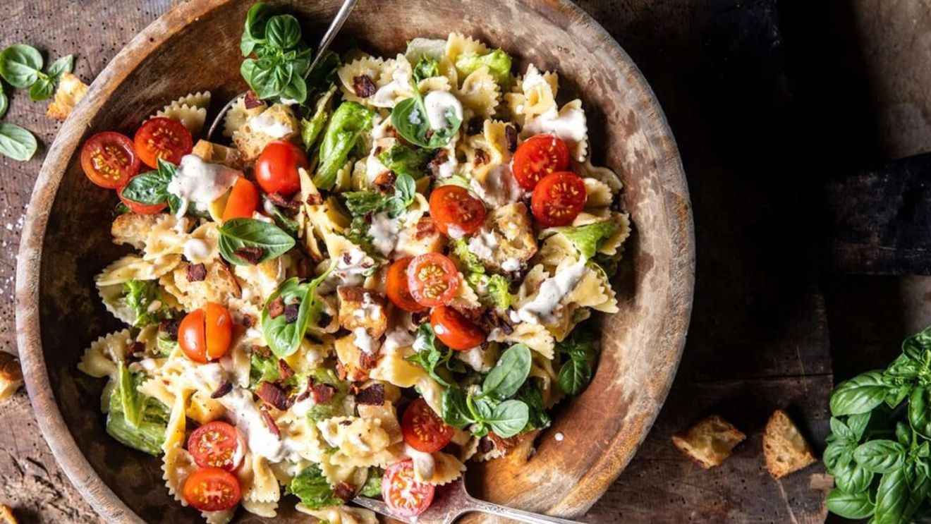 Salată de paste Caesar: Rețeta completă pentru un preparat cremos, crocant și perfect pentru zilele de vară