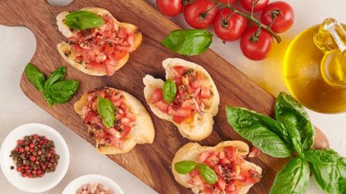 Unde s-a născut bruschetta, cel mai simplu preparat din bucătăria italiană, și care e secretul pentru ca roșiile să nu alunece de pe ea