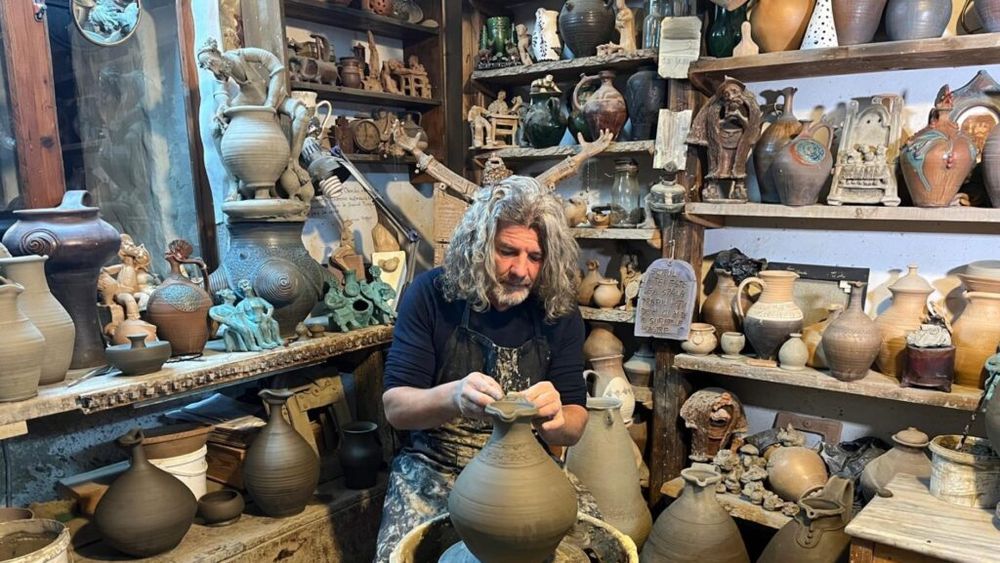 REPORTAJ VIDEO: Refugiul sufletului în mâinile olarului din Baia Sprie / Lecții de reconectare cu natura și o meserie pe cale de dispariție / Daniel Leș: „Turiștii vin să ia contact cu simplitatea. Îi provoc să redevină copii, să se joace, iar ăsta e un confort spiritual fantastic”