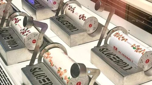 VIDEO / Minirevoluție în lumea înghețatei. Sliceroll, gelato care se taie felii, creat de un patiser italian supercreativ. Luca Montersino ia în calcul să lanseze și o franciză internațională