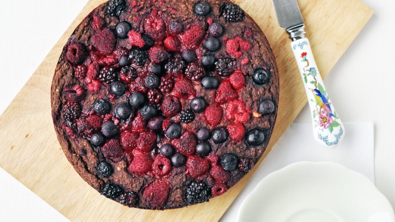 Ceva dulce | Prăjitură vegană cu ciocolată și fructe de pădure / Bucură-te de un desert sănătos, gata în mai puțin de o oră!